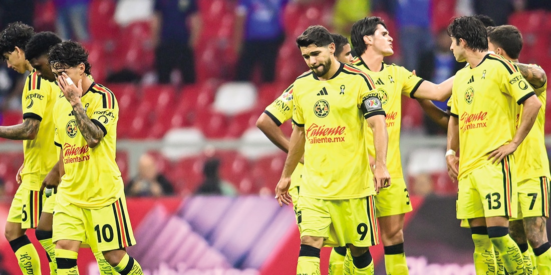 Henry Martín y sus compañeros se lamentan después de un gol que recibieron, el fin de semana pasado, ante el Cruz Azul.