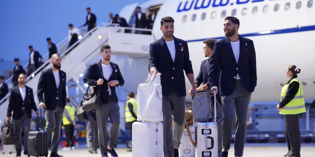 Jugadores de Irán descienden del avión a su llegada a Tijuana, su base durante el Mundial 2026.
