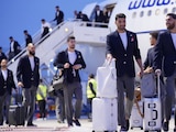 Jugadores de Irán descienden del avión a su llegada a Tijuana, su base durante el Mundial 2026.