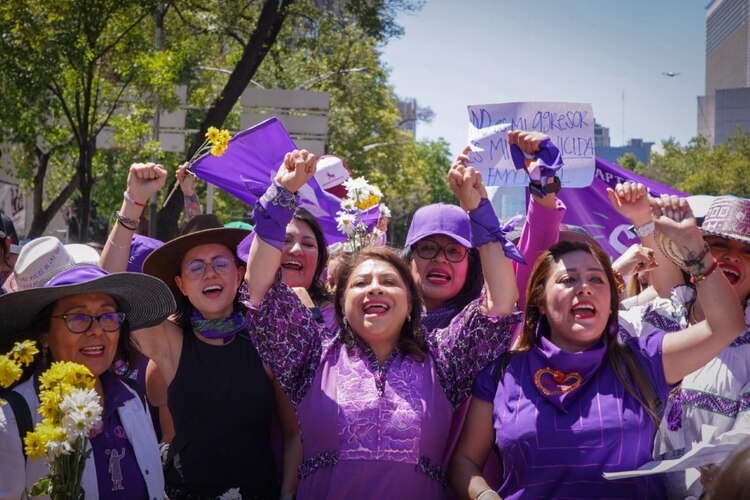 La jefa de Gobierno Clara Brugada participa en la marcha 8M.