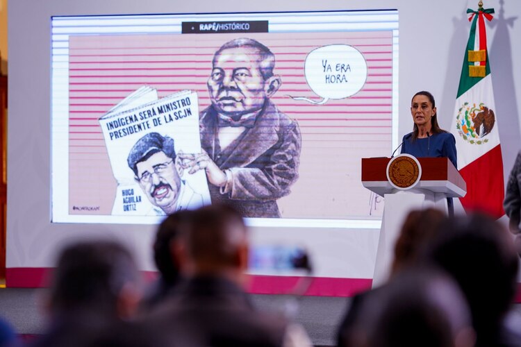 Claudia Sheinbaum muestra la caricatura política del minero Rapé con motivo de la posible llagada a la presidencia de la SCJN de Hugo Aguilar Ortiz, abogado de origen mixteco.