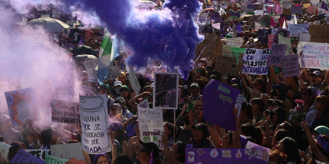 Mujeres en la marcha en Ciudad Nezahuacoyotl