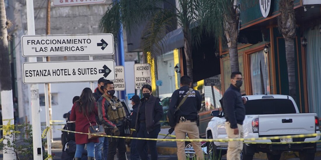 Policías custodian la escena de la balacera en el bar La Cantina 25, en Morelia, donde seis personas fueron asesinadas el lunes pasado.