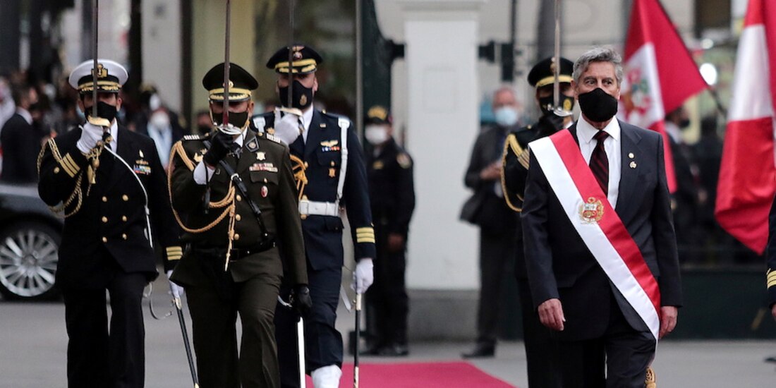 El líder interino de Perú, Francisco Sagasti, asiste a la ceremonia de juramentación en Lima, ayer.