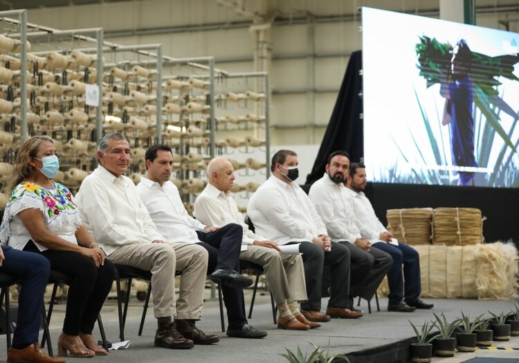 Adán Augusto en la inauguración de una planta de tejidos de henequén.