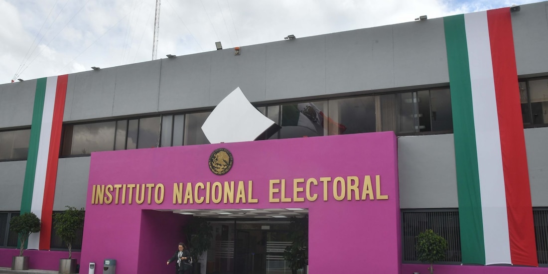Fachada de un edificio del Instituto Nacional Electoral (INE)