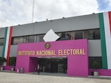 Fachada de un edificio del Instituto Nacional Electoral (INE)