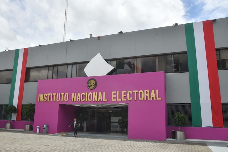 Fachada de un edificio del Instituto Nacional Electoral (INE)