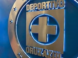 El escudo del Cruz Azul en sus instalaciones.