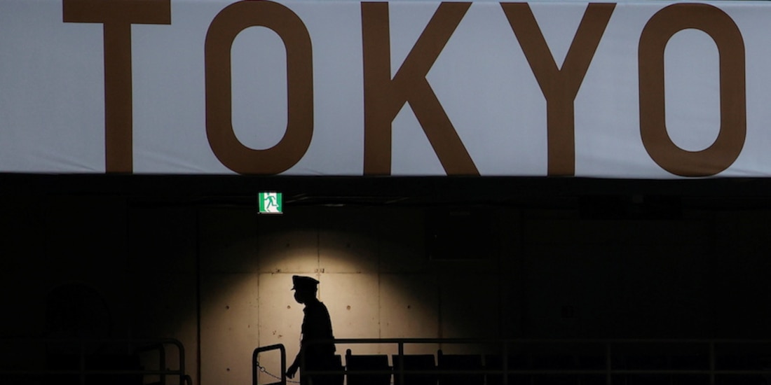 Un vigilante recorre las gradas vacías, ayer en el Estadio Internacional de Yokohama.