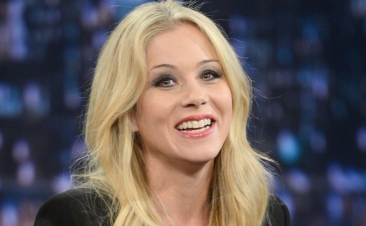 Christina Applegate tiene que usar pañales tras contagiarse de raro virus por comer heces fecales