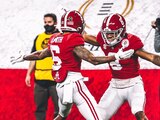 Jugadores de Alabama festejan un touchdown contra Notre Dame.