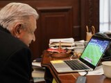 Presidente López Obrador sigue el juego de la Selección Mexicana desde su computadora personal.