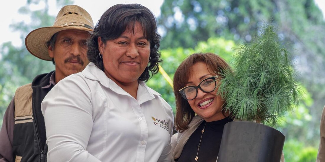 A la derecha la gobernadora constitucional de Tlaxcala, Lorena Cuéllar Cisneros.