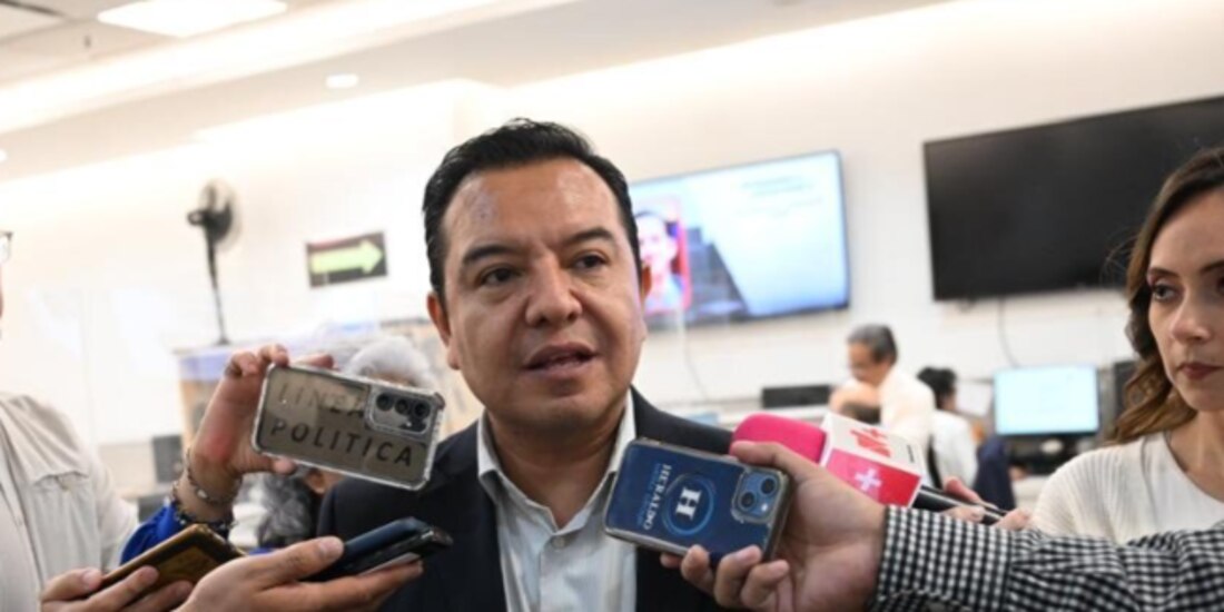 El diputado Héctor Saúl Téllez, en entrevista con medios, el 22 de mayo.