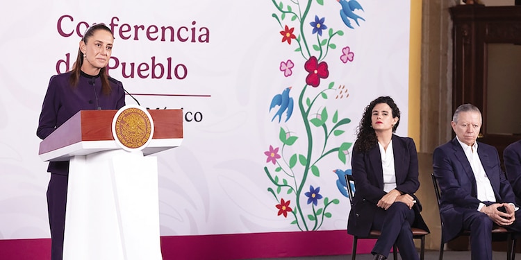 La mandataria federal y miembros de su gabinete, ayer, en conferencia.