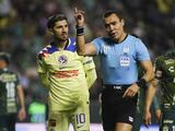 Diego Valdés del América y el árbitro Marco Antonio Ortiz durante el partido entre León y América, J6 del Torneo Clausura 2024 de la Liga MX en el Estadio Camp Nou