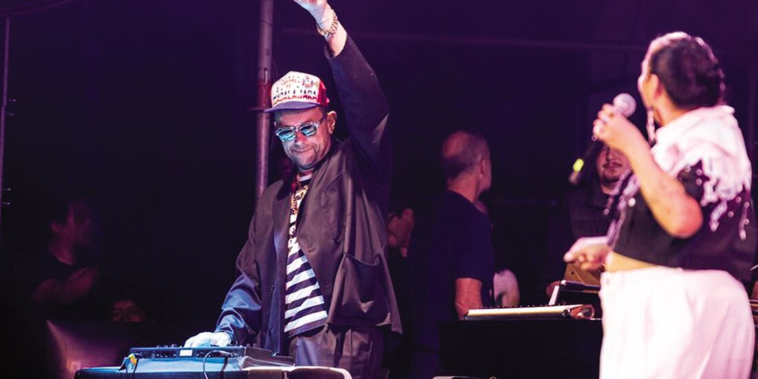 Damon Albarn y Mare Advertencia conquistando el escenario.