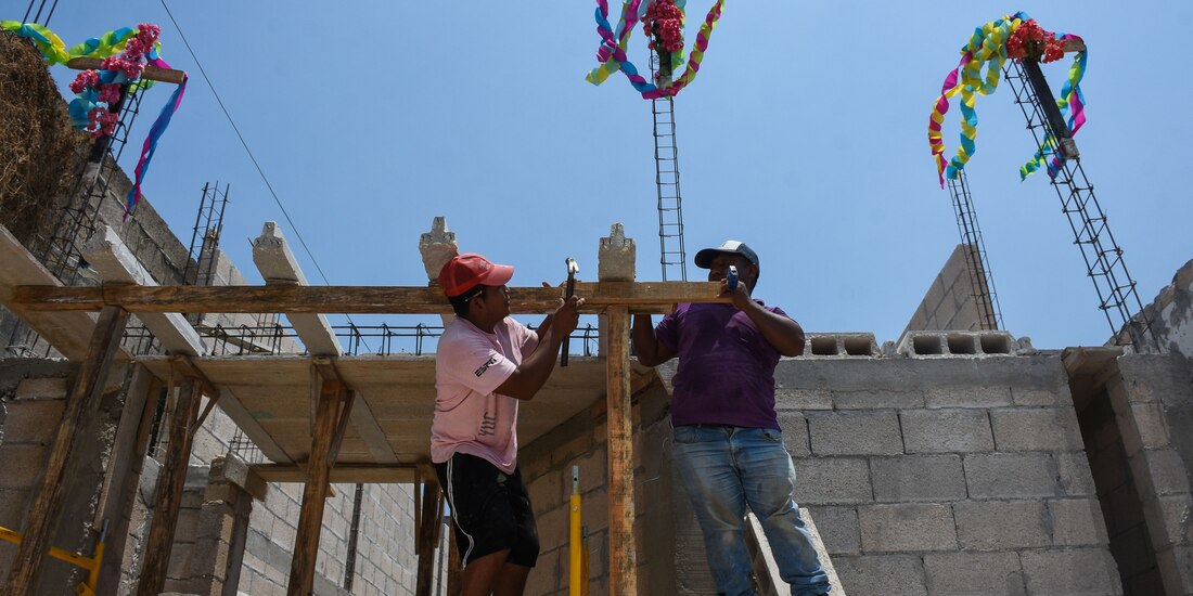 Dos albañiles construyen una casa en Campeche, en 2023.