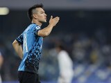 Hirving "Chucky" Lozano celebra su gol en la Serie A en el partido Napoli vs Bologna, en el Estadio Diego Armando Maradona