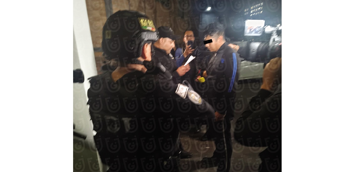 Agentes de la Fiscalía tras detener a Juan Jesús “N”, el viernes.