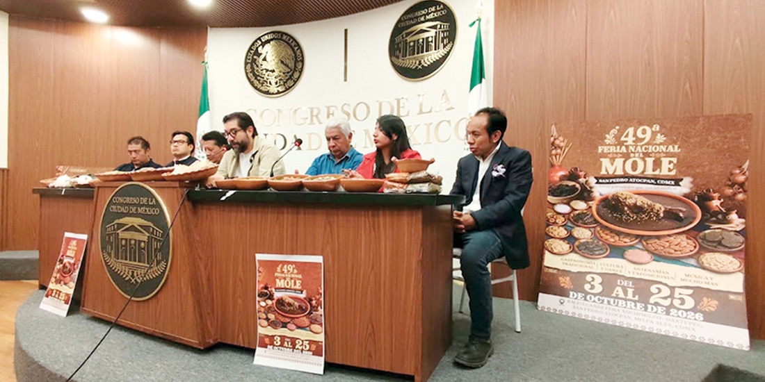 Representantes de productores y el diputado Royfid Torres, ayer.