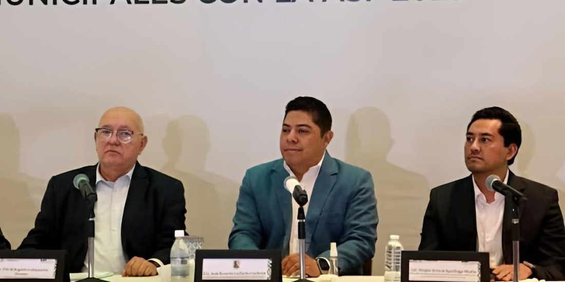 Al centro de la imagen el Gobernador de SLP.