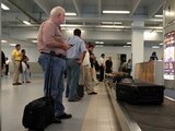 Pasajeros del Aeropuerto Internacional de la Ciudad de México en espera de su equipaje