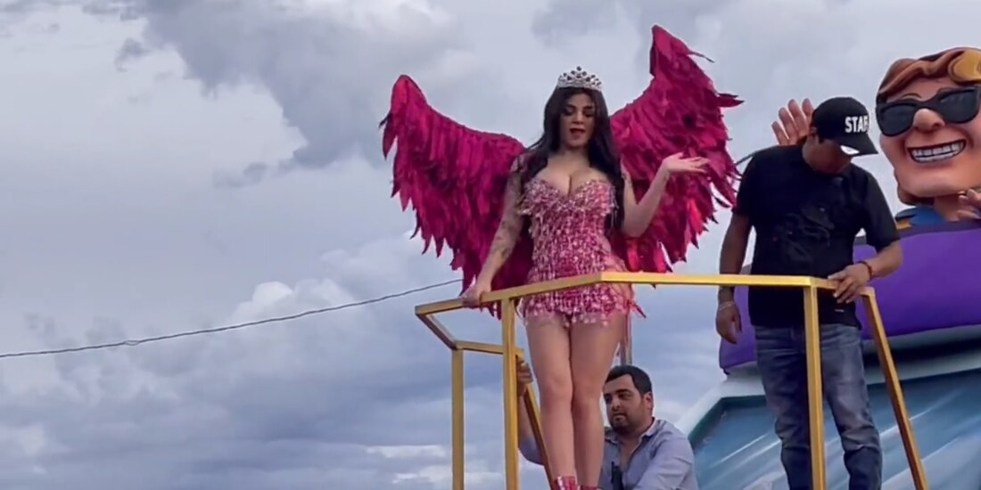 Karely Ruiz participa en Carnaval de Guaymas y le tiran huevazos en la calle
