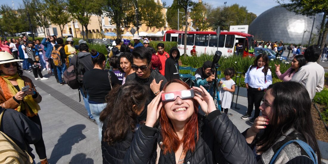 En Toluca, observan desarrollo del eclipse solar anular.