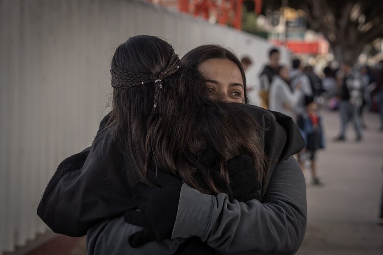 Migrantes que esperaban su cita CBP One lloran tras el cierre de la aplicación, ayer.