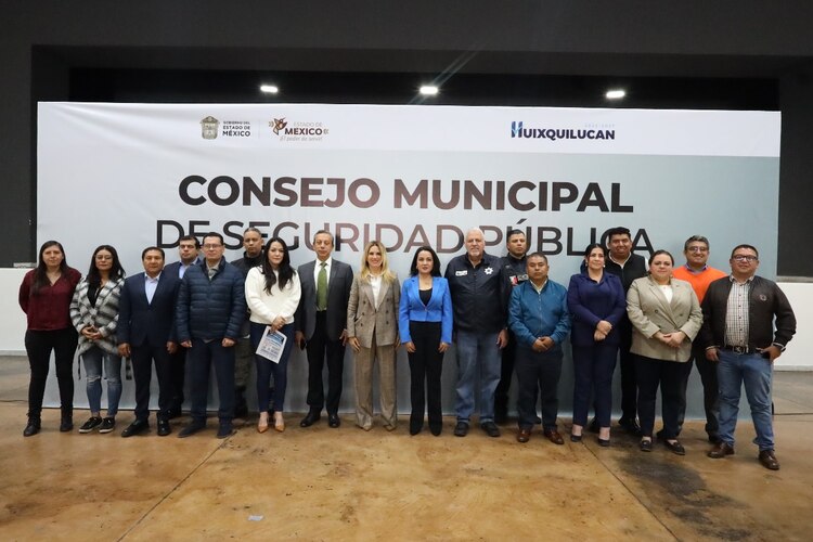 Policías municipales reciben reconocimientos tras completar cursos de seguridad y justicia cívica.