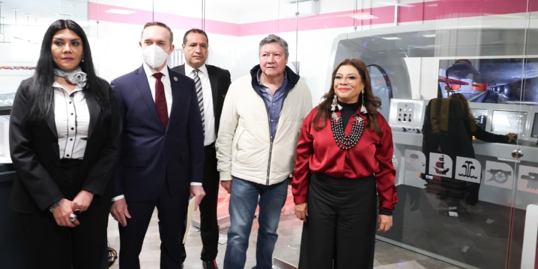 Clara Brugada entrega simuladores de operación para capacitar a trabajadores de la Línea 1 del Metro.