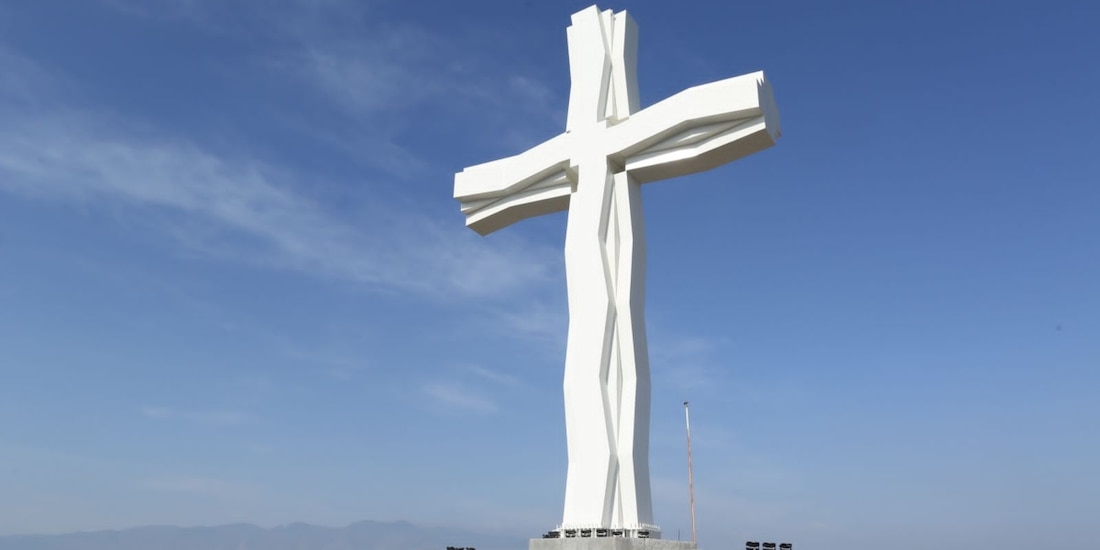 Américo Villarreal entrega a Tula la cruz más grande de México.