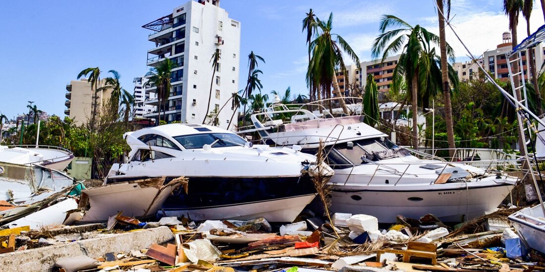 Diferentes embarcaciones desde pequeñas lanchas y hasta yates de lujo, se encuentran destrozadas y varadas en una playa entre La Marina Acapulco y El Club de Yates de Acapulco, una de las zonas más afectadas por el huracán Otis, también unas de las zonas en dónde más muertos y desaparecidos sean reportado, todos trabajandores de yates y lanchas.