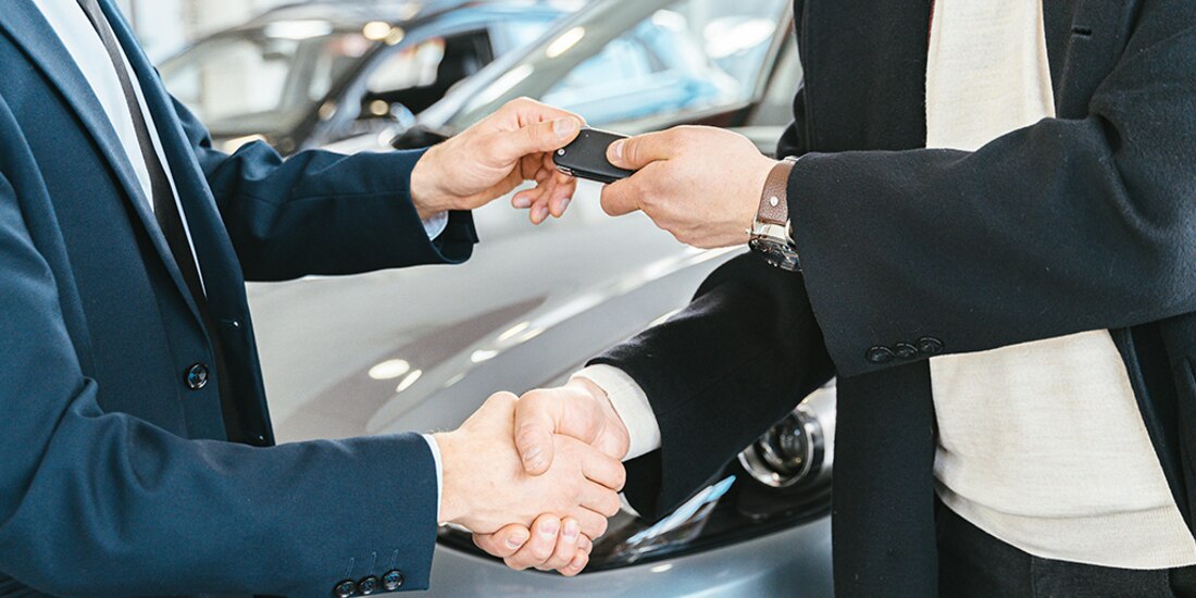 Foto ilustrativa de la compra de un automóvil