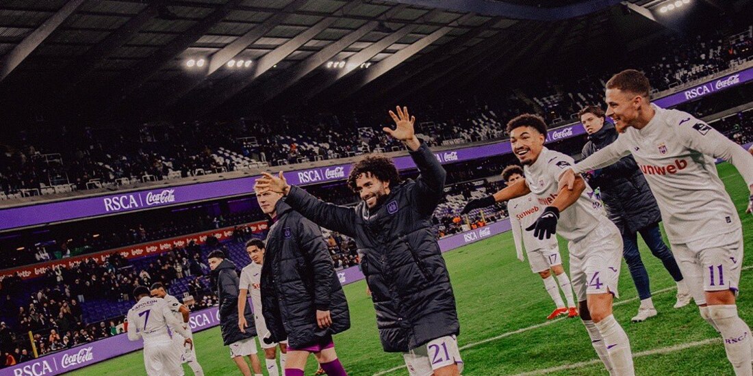 César Huerta se despide de su afición, tras ser coreado, ayer.