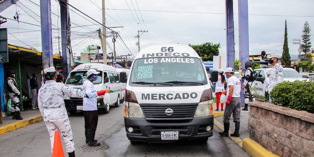 Brigadas recorren espacios y transporte públicos para desinfectarlos.