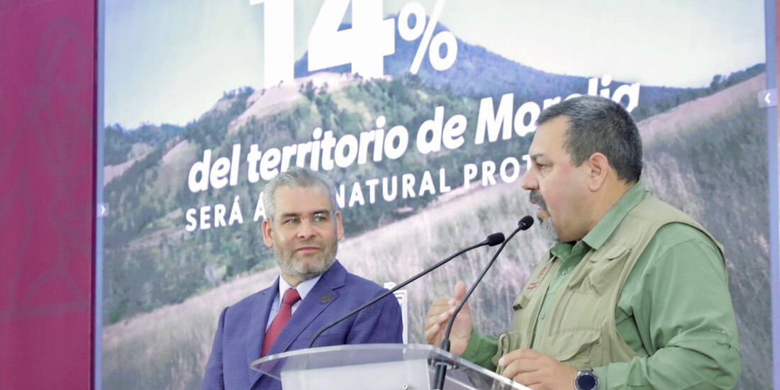 El gobernador Alfredo Ramírez y el secretario Alejandro Méndez, ayer.