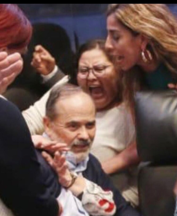 Citlalli Hernández jalonea a Gustavo Madero durante la votación de la nueva titular de la CNDH, tras la toma de tribuna en noviembre de 2019; la imagen fue retuiteada por el usuario @Oswaldobr_.