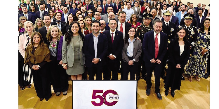 Representantes de distintos organismos en el Complejo Cultural Los Pinos, ayer.