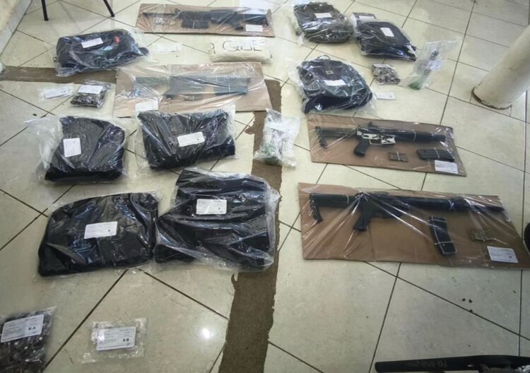 A los detenidos les decomisaron armas y droga.