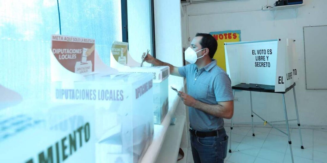 Mauricio Vila Dosal emitió su voto en Mérida, Yucatán.