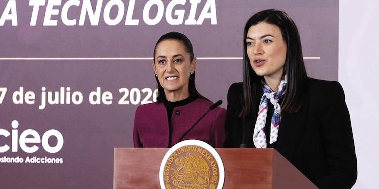 La Presidenta y Tania Jiménez, ayer, en conferencia de prensa.