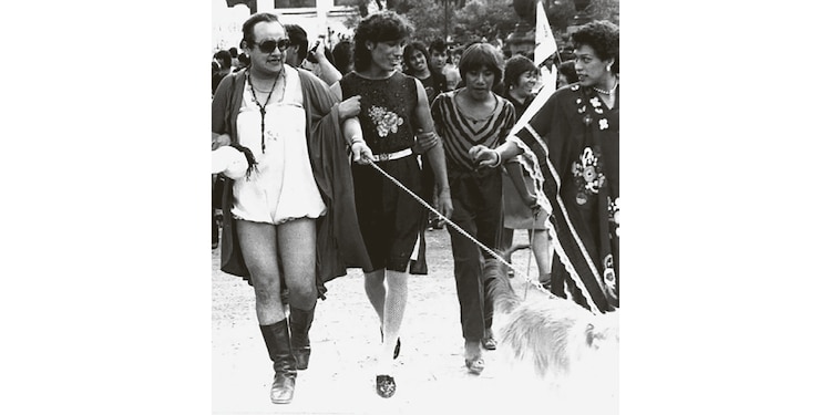 IMAGEN de las primeras marchas del orgullo en la capital del país. Aparece Nancy Cárdenas (segunda de der. a izq.), pionera del movimiento de liberación LGBTTTIQ+.