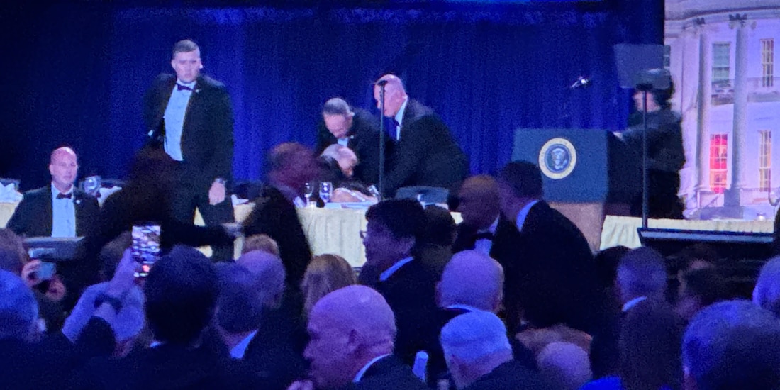 Agentes del Servicio Secreto evacuaron a Donald Trump durante cena de prensa de la Casa Blanca el sábado pasado.