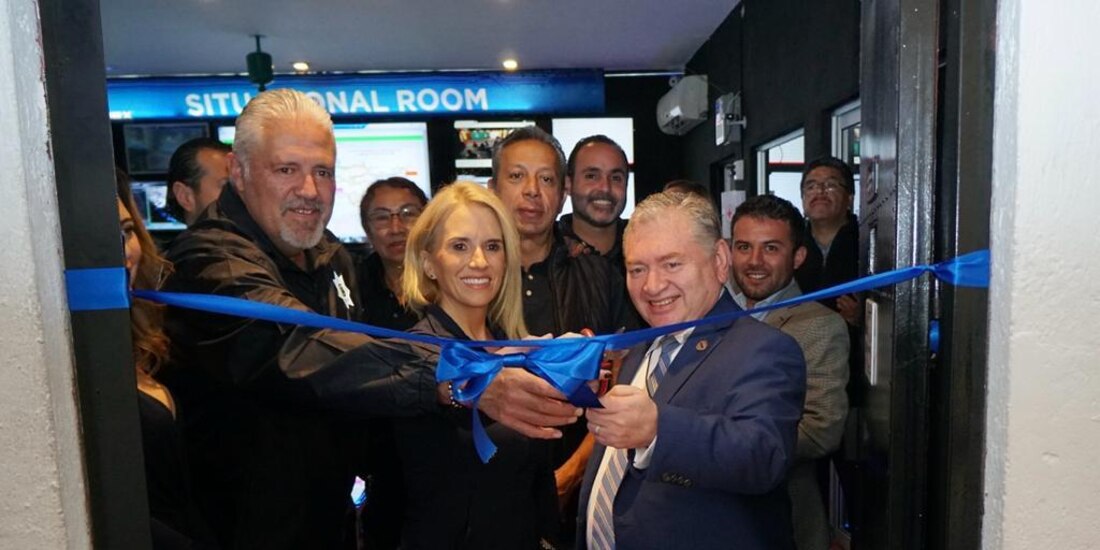 Romina Contreras, alcaldesa de Huixquilucan, cortó el listón inaugural de la Central de Operaciones y Seguridad de Lomas Country Club.