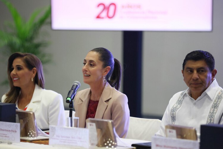Reunión de la Conago previo a la inauguración del Tianguis Turístico; de izq. a der.: Mara Lezama, Claudia Sheinbaum y Salomón Jara.