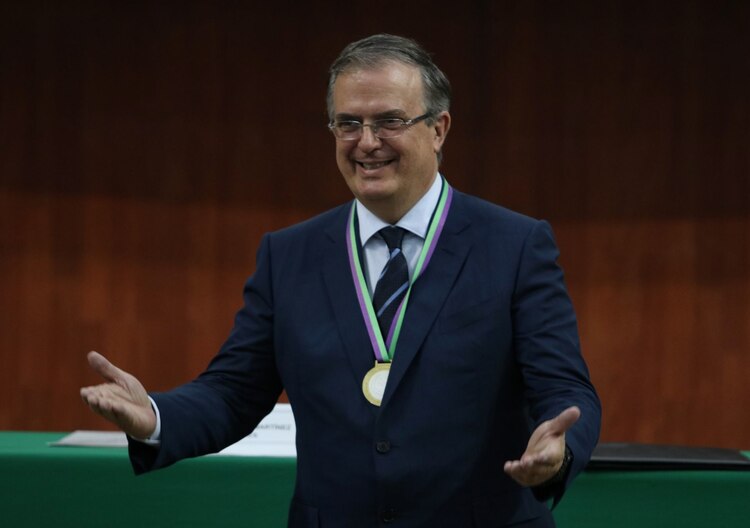 Marcelo Ebrard recibe doctorado Honoris Causa.