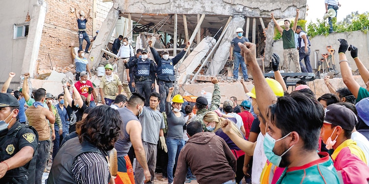 Rescatistas y voluntarios pidieron guardar silencio para hallar a personas.